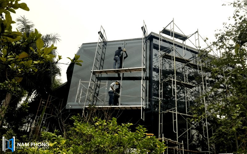 Ảnh thi công lắp mặt kính cường lực