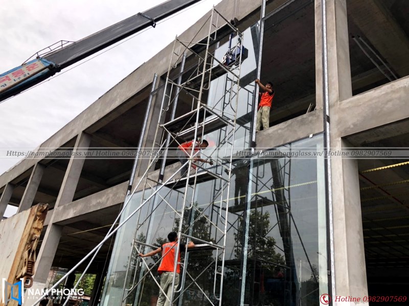 Ảnh thi công dựng mặt kính thực tế
