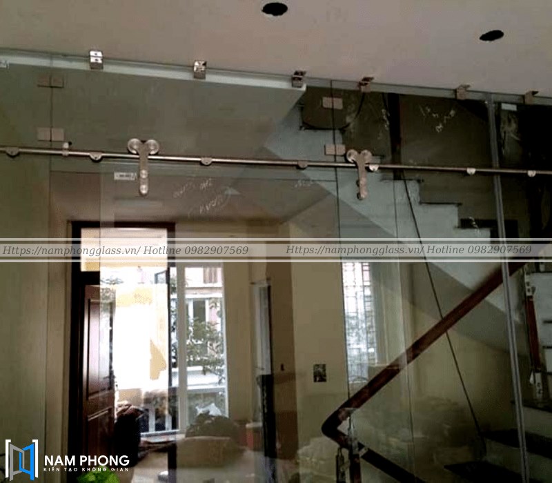 Cửa kính lùa treo inox phi 25 bánh xe đôi