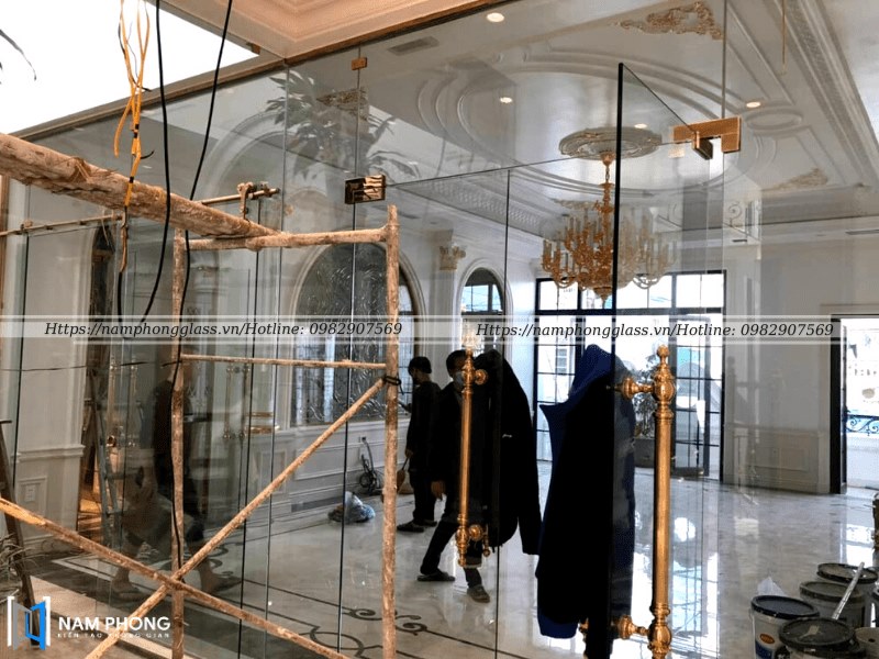 Vách ngăn kính cường lực phòng khách và phòng giải trí