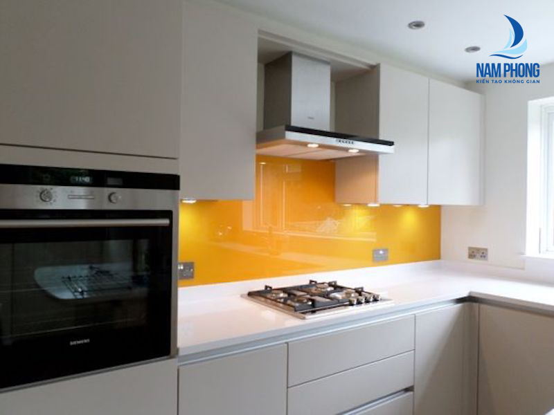 kính ốp bếp màu