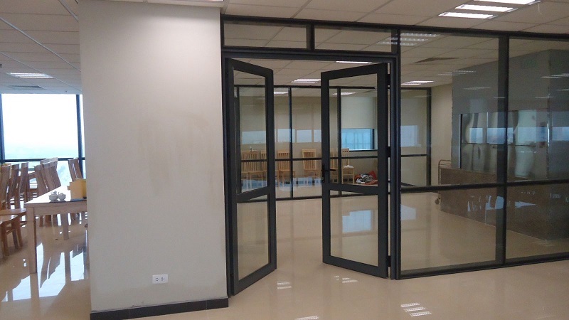 Mẫu cửa kính thuỷ lực khung nhôm độc đáo cho nội thất