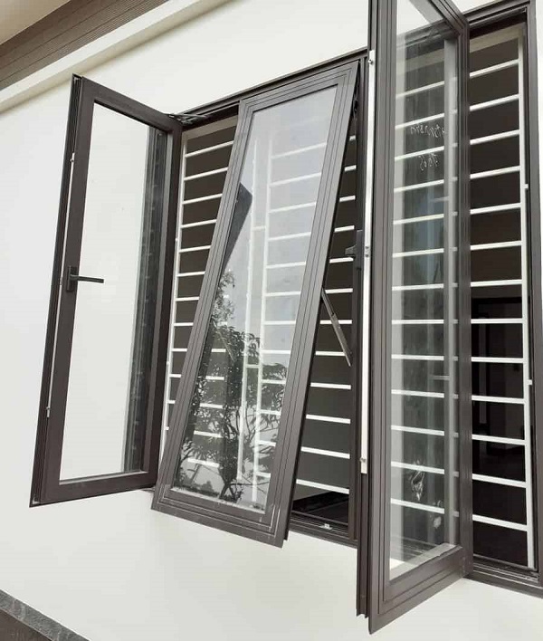 cửa nhôm xingfa có khung bảo vệ