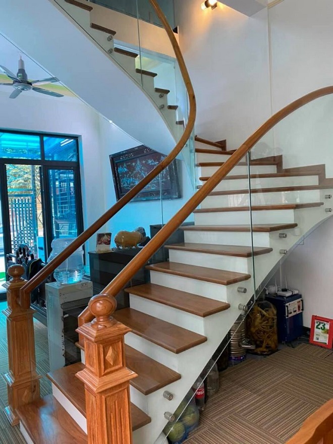 mau cau thang kinh cuong luc dep