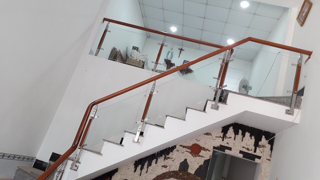 thi cong cau thang kinh cuong luc ha noi dep