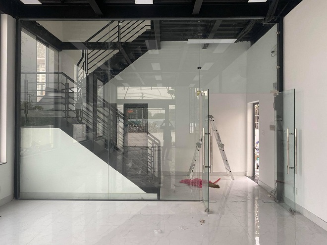 thi cong vach kinh cuong luc