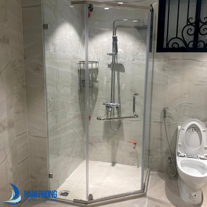 vach kinh nha tam kieu dang dep