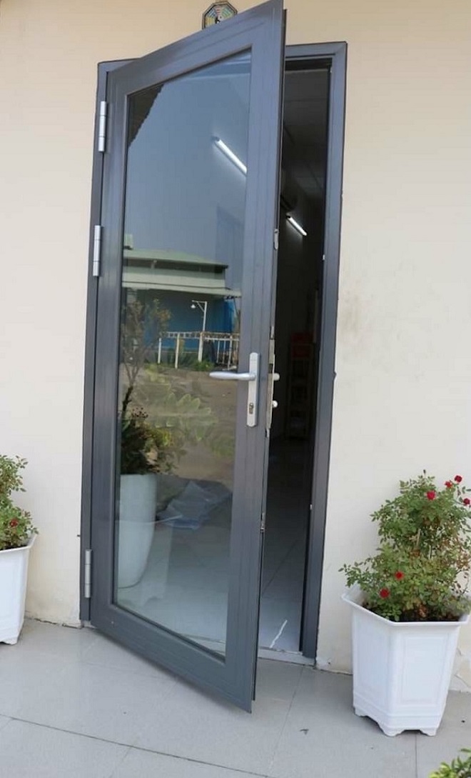 Mẫu cửa nhôm Xingfa đen 1 cánh mở quay