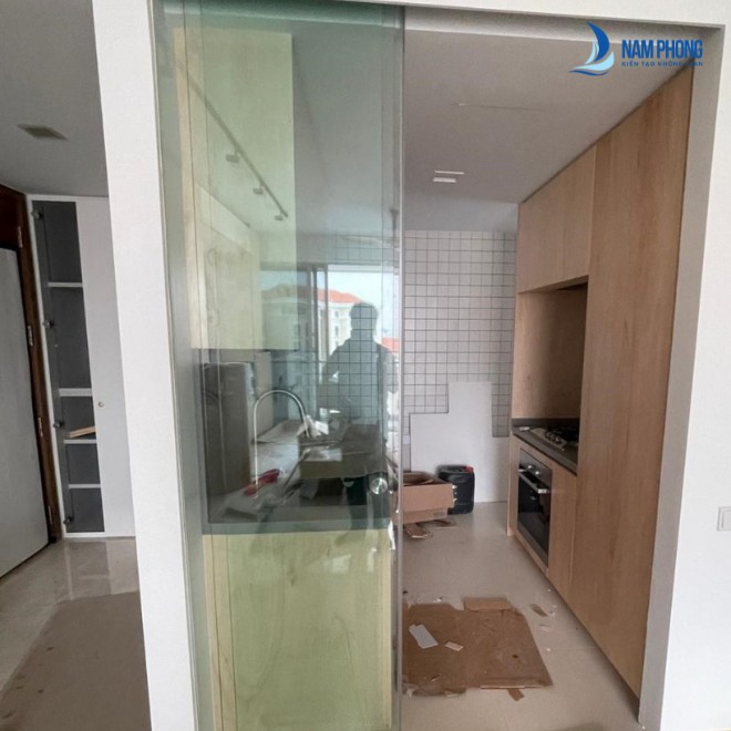 Mẫu cửa kính phòng bếp không khung