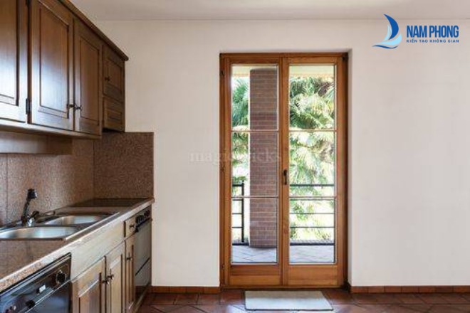 Mẫu cửa kính phòng bếp khung gỗ đẹp nhất
