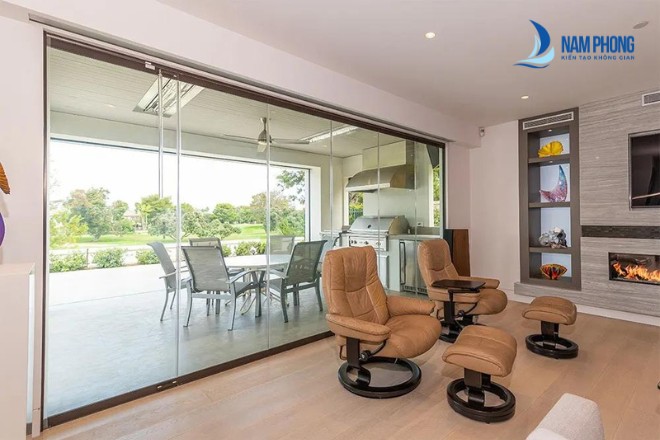 Mẫu cửa kính phòng khách không khung đẹp