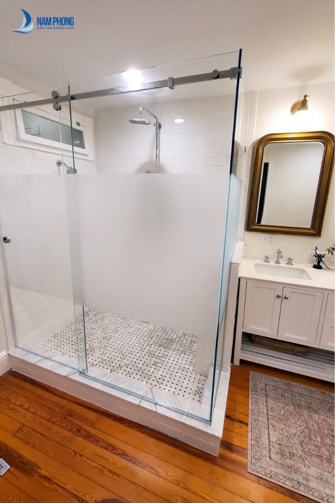 Mẫu vách kính mờ nhà tắm chia khoảng đẹp