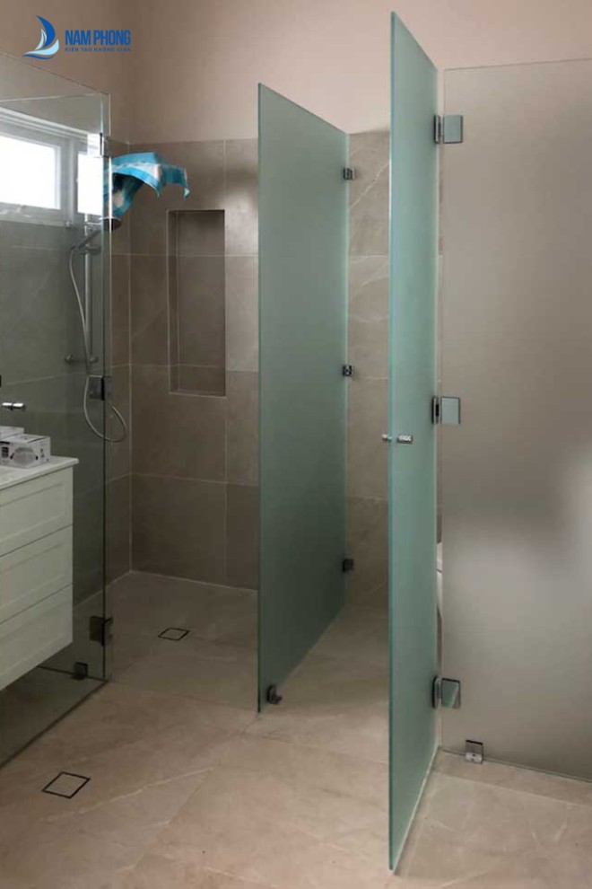 Mẫu vách kính mờ nhà tắm nhà vệ sinh đẹp