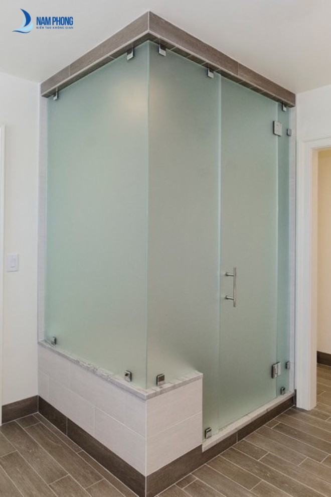 Mẫu vách kính mờ phòng tắm kính vuông 90 độ