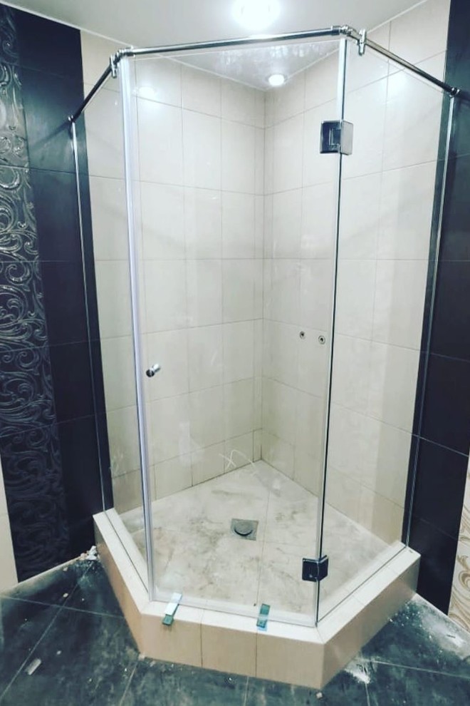 Mẫu phòng tắm kính vát góc hiện đại, đẳng cấp