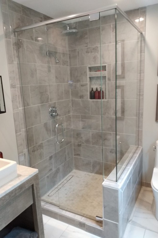 Phòng tắm kính vuông góc với tay nắm sang trọng