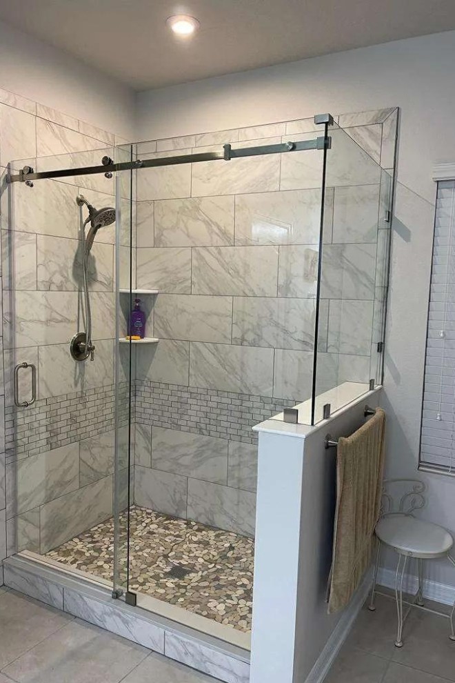 Vách kính nhà tắm cửa lùa hình vuông sang trọng