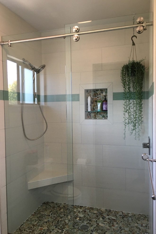 Vách kính nhà tắm cửa lùa kiểu dáng hiện đại