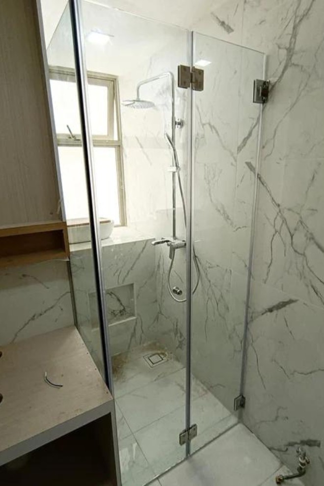 Mẫu vách kính tắm dáng thẳng tối gian cho không gian có diện tích hạn hẹp