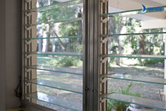 Mẫu cửa chớp lật đường nét sắc sảo