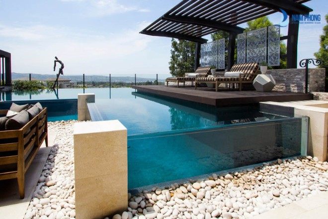 Vách kính cho bể bơi resort cao cấp