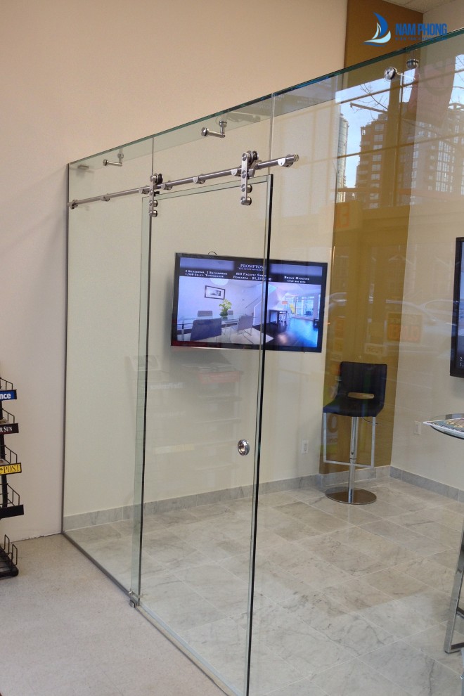 Vách kính gia đình phong cách hiện đại