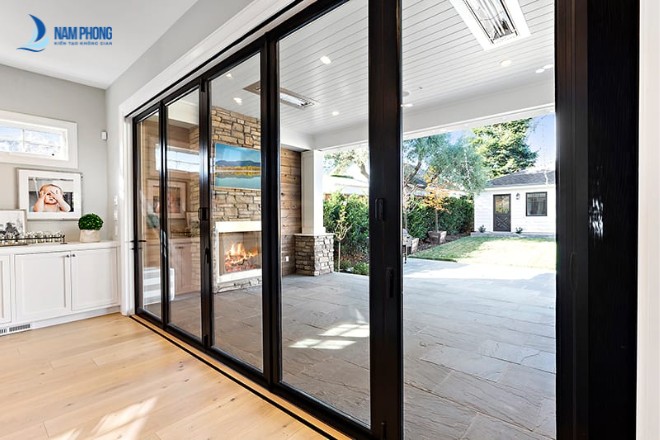 Vách kính gia đình thiết kế sang trọng