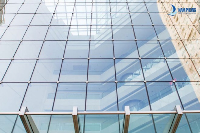 Vách kính mặt tiền kiểu dáng hiện đại, sang trọng