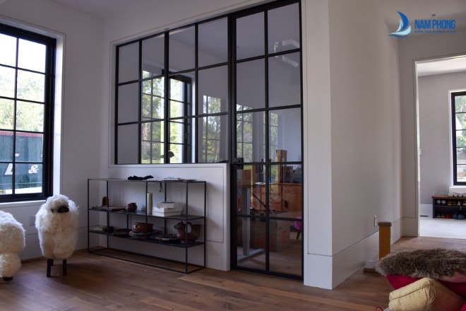 Vách kính phòng khách thiết kế chia ô đẹp nhất