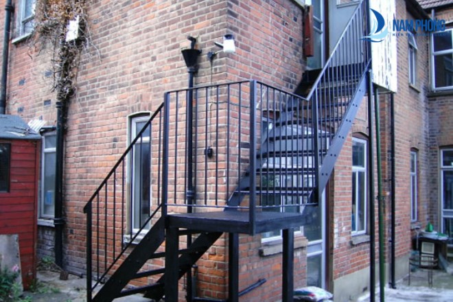 Mẫu cầu thang xương cá phù hợp cho nhiều công trình