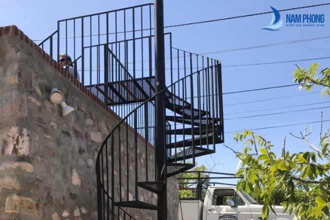 Mẫu cầu thang sắt ngoài trời chất lượng
