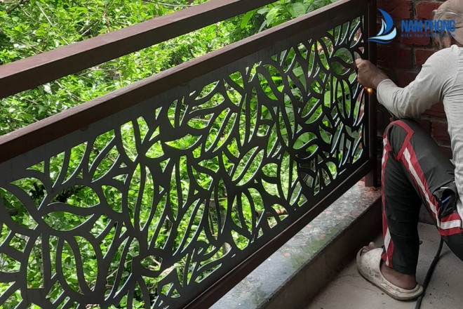 Mẫu lan can CNC ban công sang trọng, hiện đại