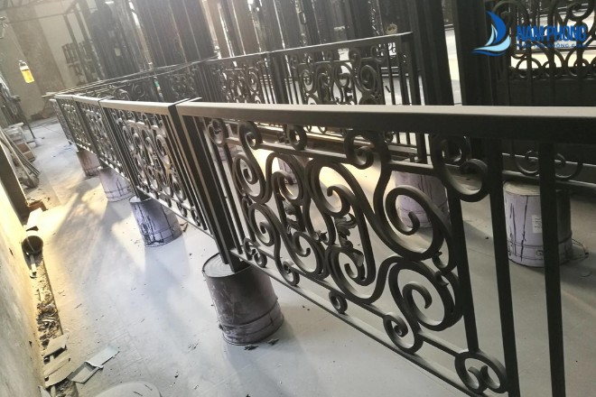 Mẫu lan can sắt thiết kế họa tiết tinh tế hiện đại