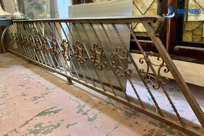 Mẫu lan can sắt hộp sang trọng với thiết kế hoa văn