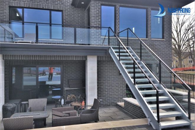 Top 20+ Mẫu Cầu Thang Sắt Ngoài Trời Đẹp, Sang Trọng Nhất Cách chọn lan can kính cường lực phù hợp