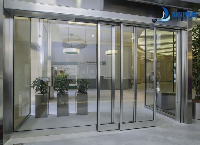 Lợi ích khi lắp đặt cửa kính cường lực tự động