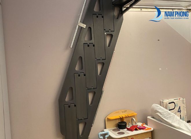 Mẫu cầu thang sắt gấp gọn cho không gian nhỏ thiết kế hiện đại