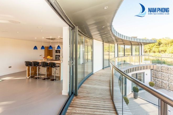 Báo Giá Kính Cường Lực Uốn Cong 4mm, 8mm, 10mm,... Tốt Nhất Mẫu vách kính uốn cong ngăn cách không gian tinh tế