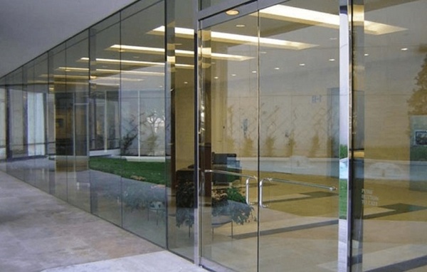 Lan can cầu thang kính cường lực sang trọng