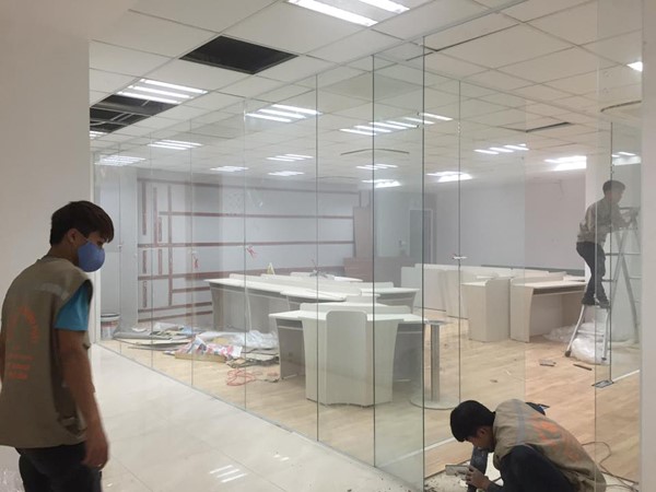 Lắp đặt kính cường lực