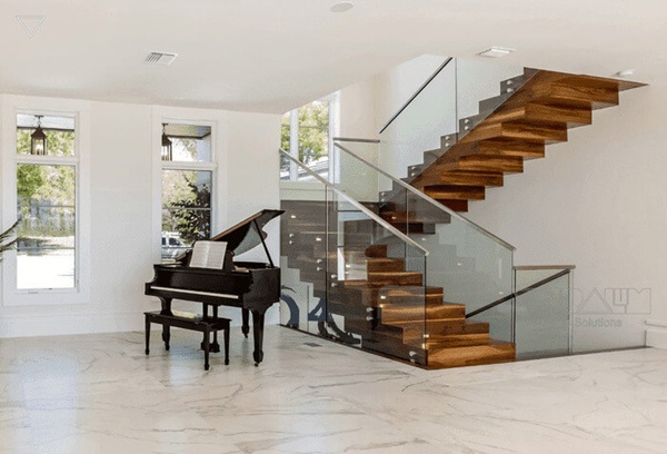 Cầu thang kính tay vịn inox sử dụng cho biệt thự mang lại vẻ đẹp tinh tế