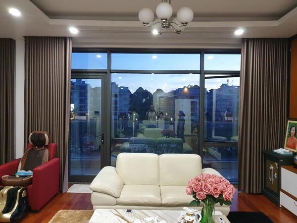 Cửa nhôm kính màu xanh đen được ưu tiên lựa chọn của nhiều gia chủ