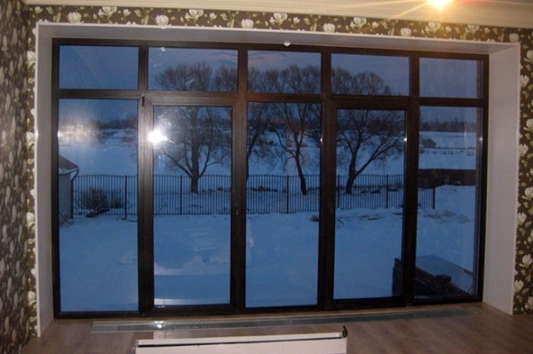 Mẫu cửa nhôm kính màu đen mang vẻ đẹp tinh tế, quyền lực