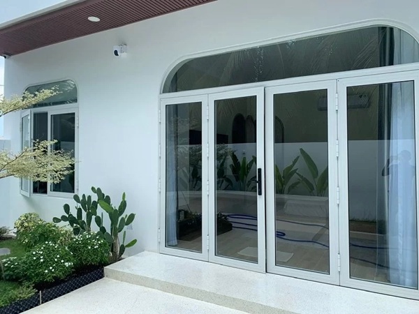 Mẫu cửa nhôm kính màu xanh đen phù hợp với phong cách hiện đại