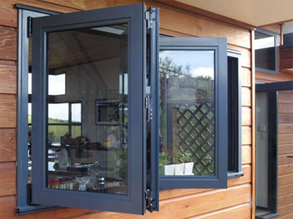 Cửa sổ nhôm 3 cánh mở hất với màu vân gỗ đẹp được lắp ở phòng ngủ